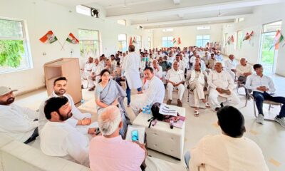 अटेली में आयोजित बैठक में मतदाता सूची पुनरीक्षण अभियान पर चर्चा करते कांग्रेस नेता और कार्यकर्ता।
