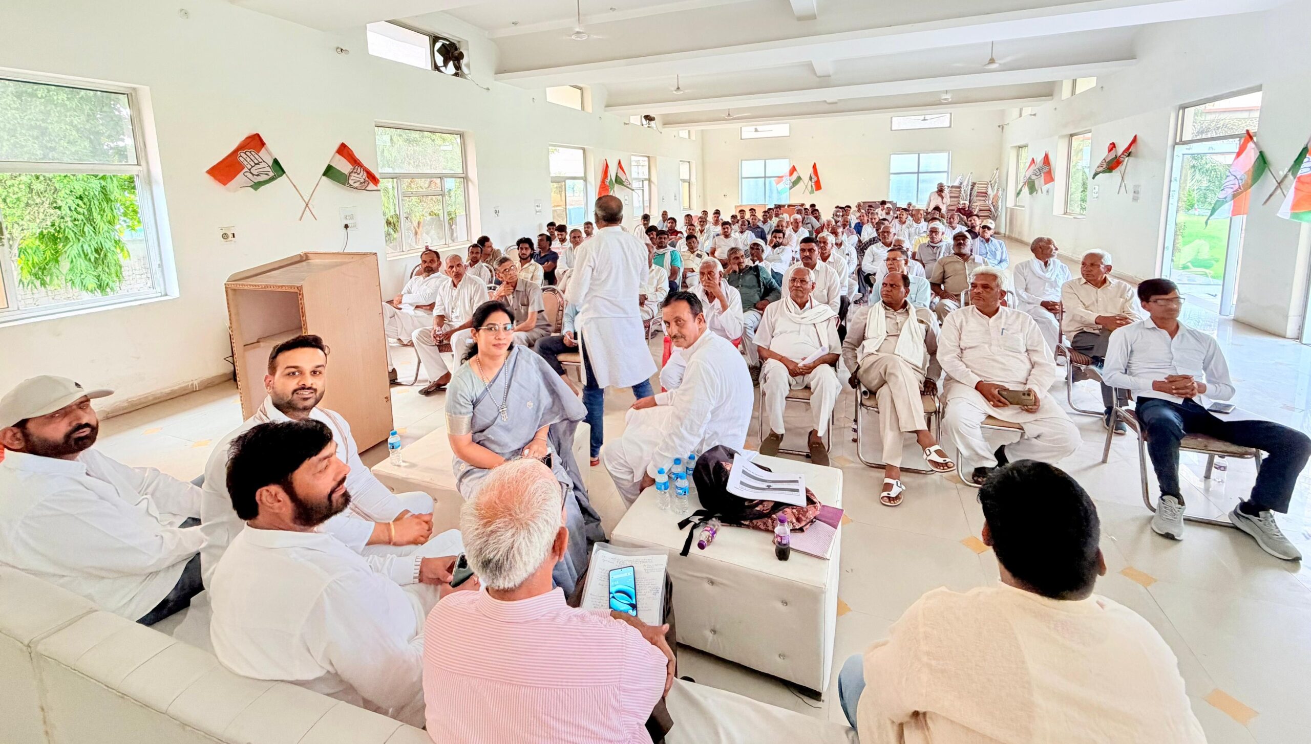 अटेली में आयोजित बैठक में मतदाता सूची पुनरीक्षण अभियान पर चर्चा करते कांग्रेस नेता और कार्यकर्ता।