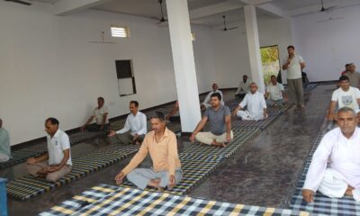 तोबड़ा गांव में आयोजित योग शिविर में योगाभ्यास करते ग्रामीण