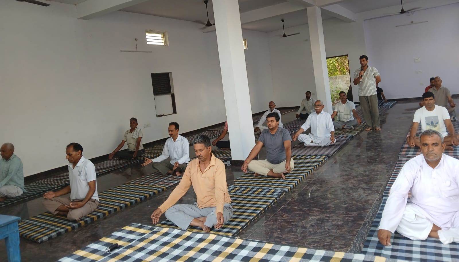 तोबड़ा गांव में आयोजित योग शिविर में योगाभ्यास करते ग्रामीण