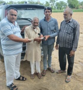 असल मालिक को पर्स लौटाता महेन्द्र शर्मा