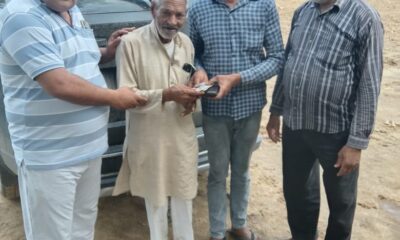 असल मालिक को पर्स लौटाता महेन्द्र शर्मा