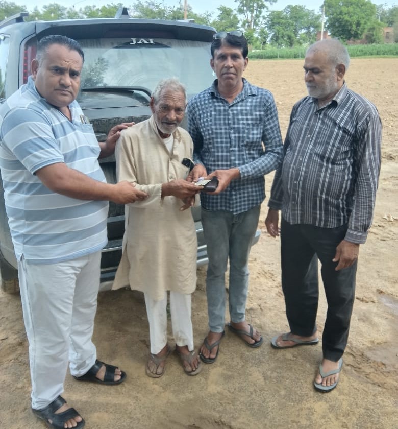असल मालिक को पर्स लौटाता महेन्द्र शर्मा