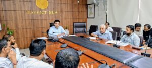 मतदाता सूची पुनरीक्षण अभियान की समीक्षा करते प्रशासनिक अधिकारी।