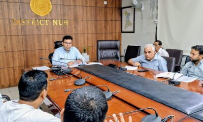 मतदाता सूची पुनरीक्षण अभियान की समीक्षा करते प्रशासनिक अधिकारी।