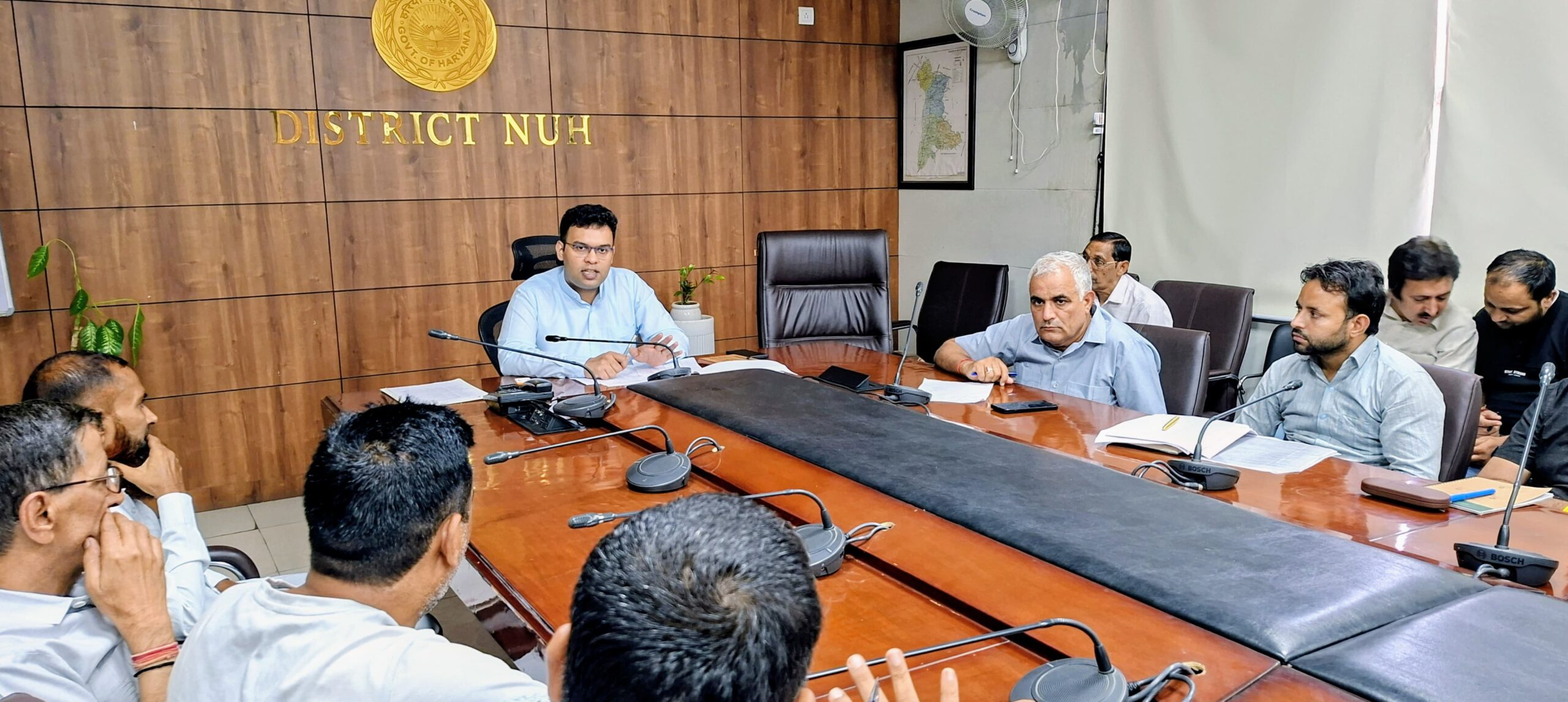 मतदाता सूची पुनरीक्षण अभियान की समीक्षा करते प्रशासनिक अधिकारी।