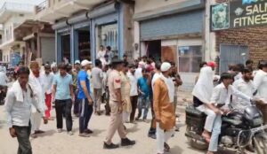 पुनहाना में यूपी सिंचाई विभाग की भूमि का सीमांकन और पैमाइश करती संयुक्त टीम।