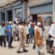 पुनहाना में यूपी सिंचाई विभाग की भूमि का सीमांकन और पैमाइश करती संयुक्त टीम।