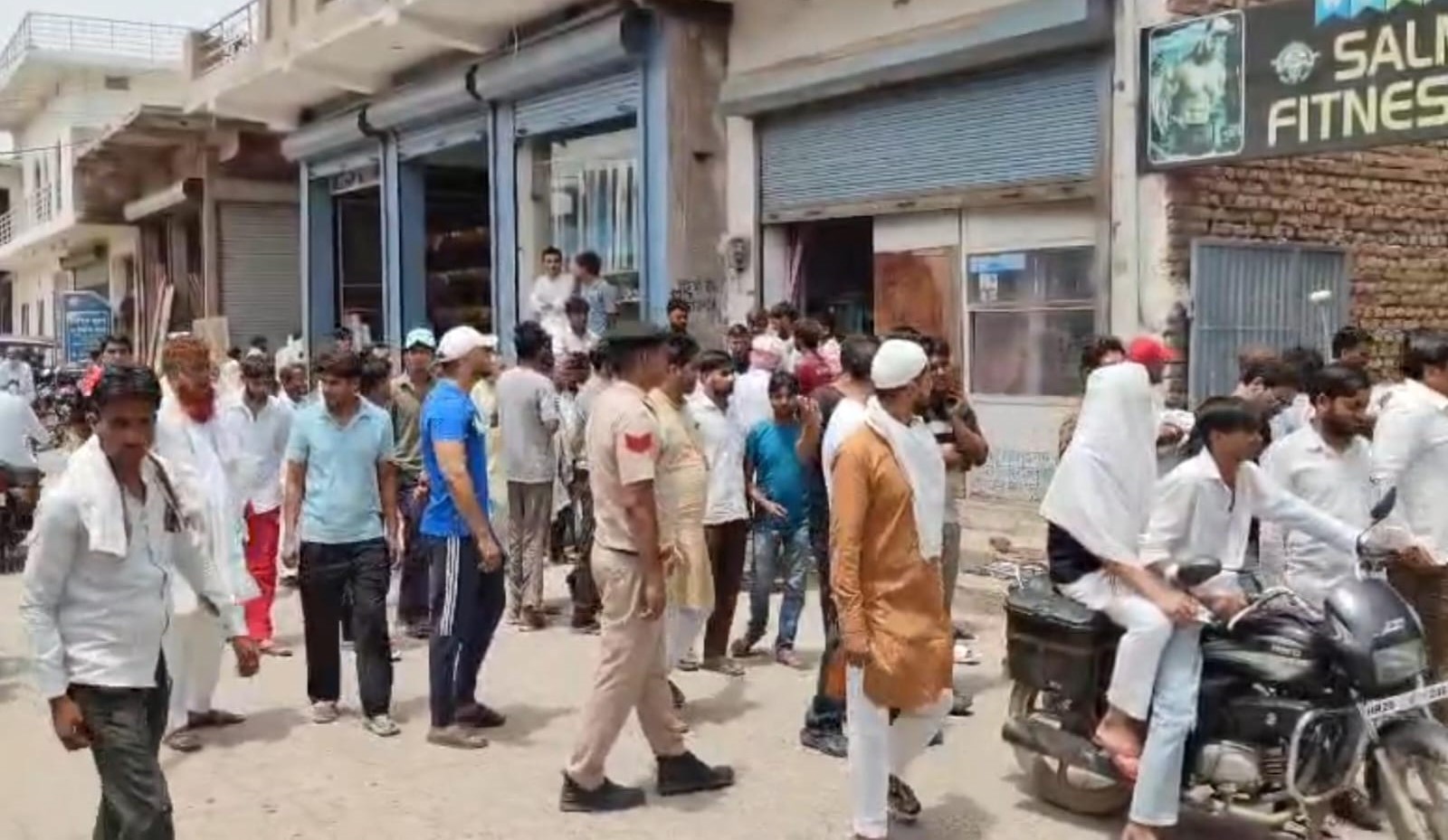 पुनहाना में यूपी सिंचाई विभाग की भूमि का सीमांकन और पैमाइश करती संयुक्त टीम।