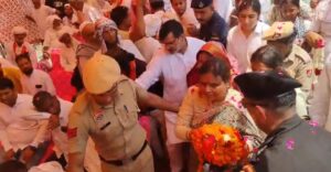 नूंह में भाजपा प्रदेश अध्यक्ष डॉ. अर्चना गुप्ता का स्वागत करते कार्यकर्ता