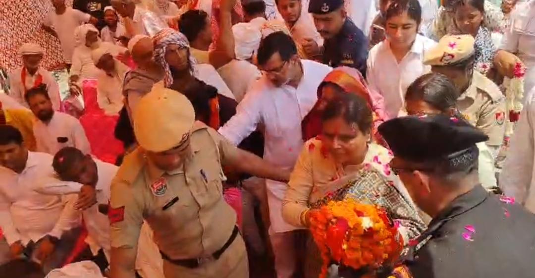 नूंह में भाजपा प्रदेश अध्यक्ष डॉ. अर्चना गुप्ता का स्वागत करते कार्यकर्ता