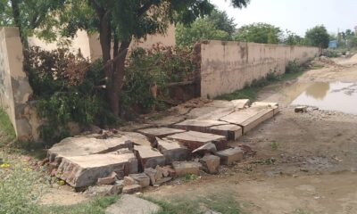 सतनाली स्थित बीडीपीओ कार्यालय परिसर में बारिश के बाद गिरी चारदीवारी और क्षतिग्रस्त हुआ सीमेंटेड प्लेटफॉर्म।