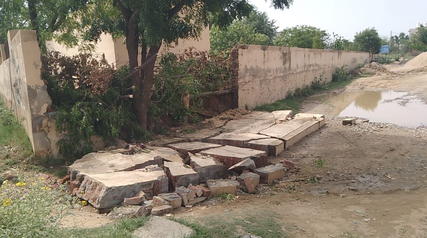 सतनाली स्थित बीडीपीओ कार्यालय परिसर में बारिश के बाद गिरी चारदीवारी और क्षतिग्रस्त हुआ सीमेंटेड प्लेटफॉर्म।