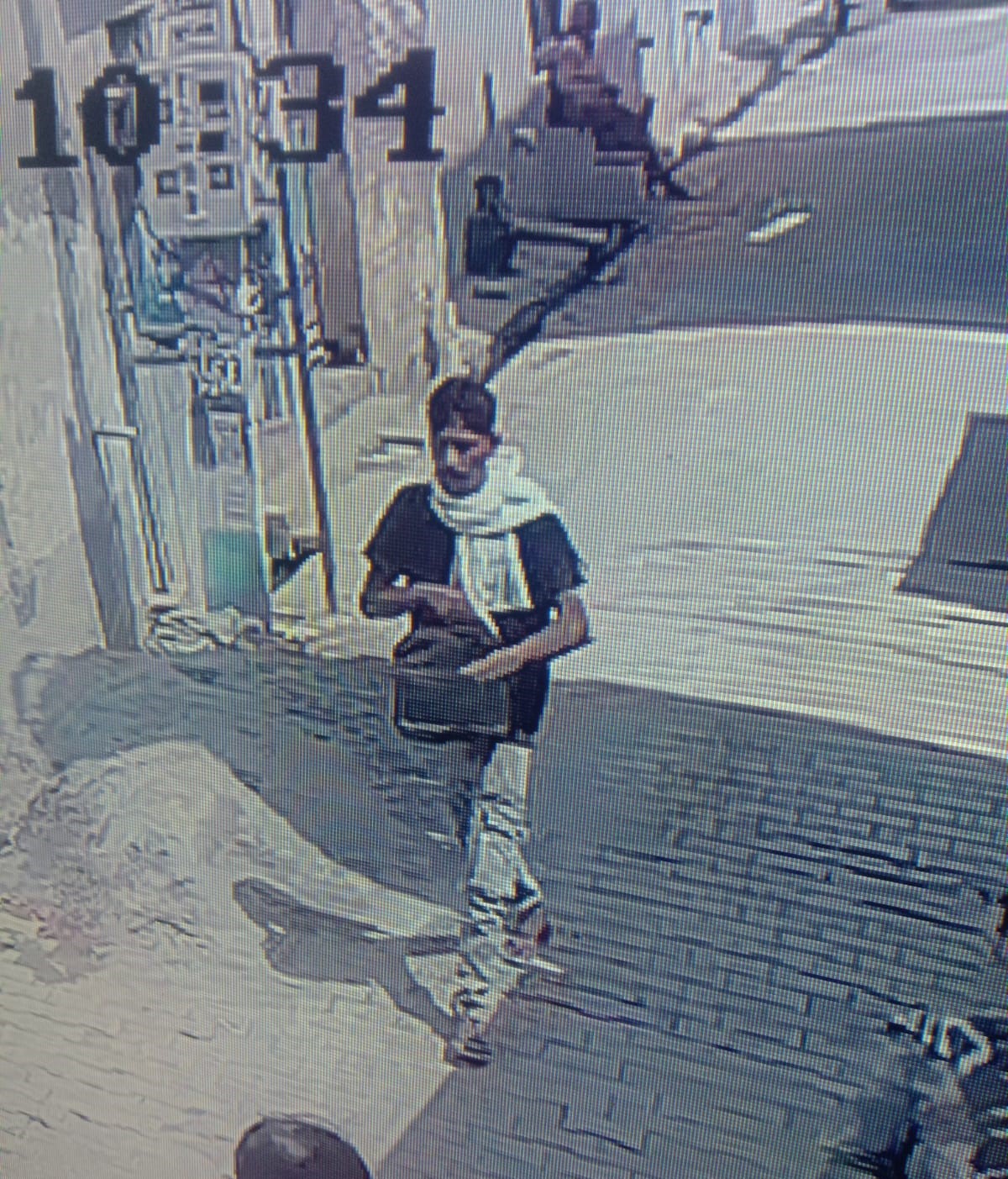 सीसीटीवी में कैद हुआ संदिग्ध युवक।
