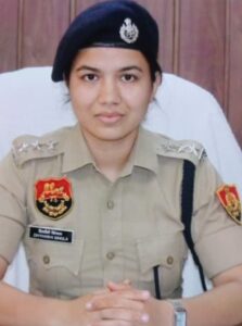 एसपी दिव्यांशी सिंगला जानकारी देते हुए