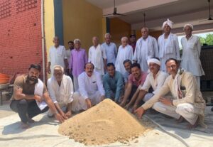 विपक्ष के नेता एवं सांसद राहुल गांधी के जन्मदिवस पर श्री कृष्ण गौपालगौशाला में गायों की सेवा करते हुए ।