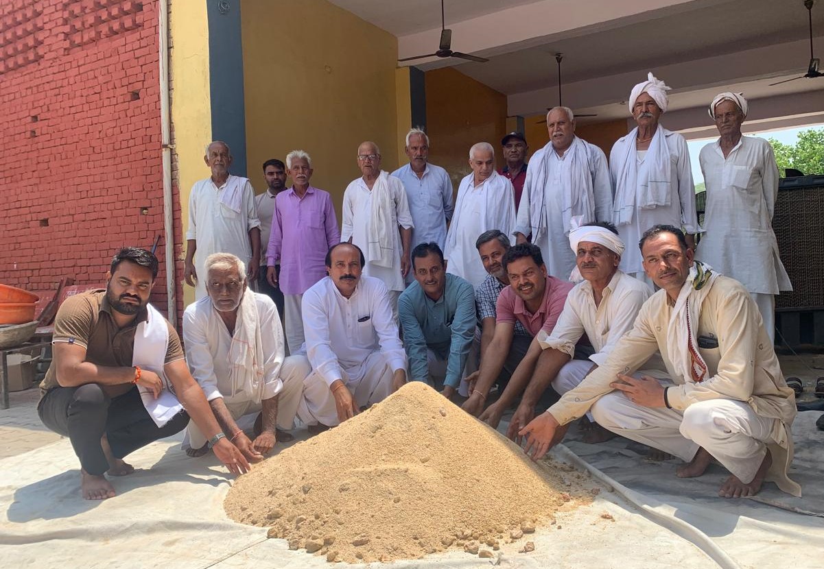 विपक्ष के नेता एवं सांसद राहुल गांधी के जन्मदिवस पर श्री कृष्ण गौपालगौशाला में गायों की सेवा करते हुए ।