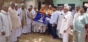 लक्ष्मीनारायण यादव को पार्टी में शामिल करते हुए नेताजी अतरलाल।