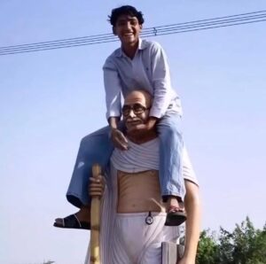 नूंह के गांधी ग्राम घासेड़ा में महात्मा गांधी की प्रतिमा पर बैठकर रील बनाने का वीडियो वायरल।