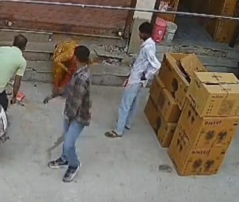 रेवाड़ी में सोने के कुंडल ठगी मामले के संदिग्ध युवक सीसीटीवी फुटेज में दिखाई देते हुए