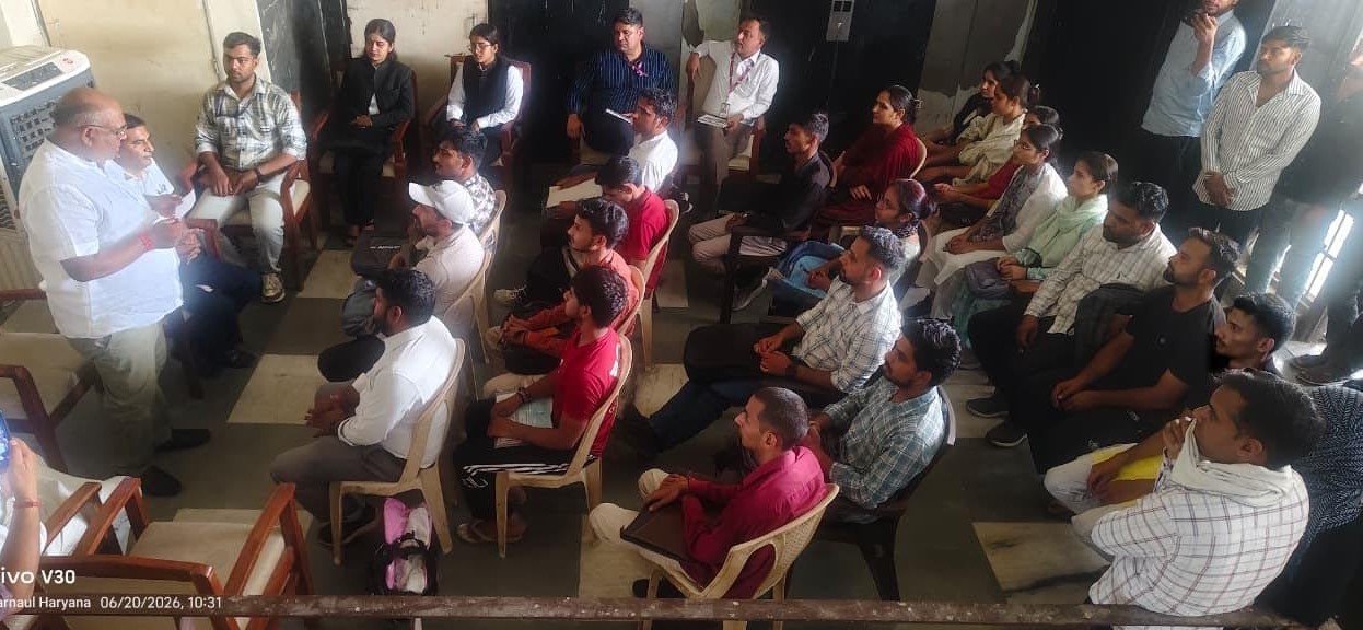 युवाओं को संबोधित करते मुख्य अतिथि अमित गोयल