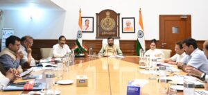 हरियाणा जल सुरक्षा कार्यक्रम की समीक्षा बैठक में मुख्यमंत्री नायब सिंह सैनी और मंत्री श्रुति चौधरी।