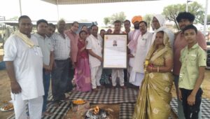 श्री श्याम गौ सेवा धाम सतनाली में गौवंश के लिए निर्मित नया शेड और उपस्थित गोभक्त।