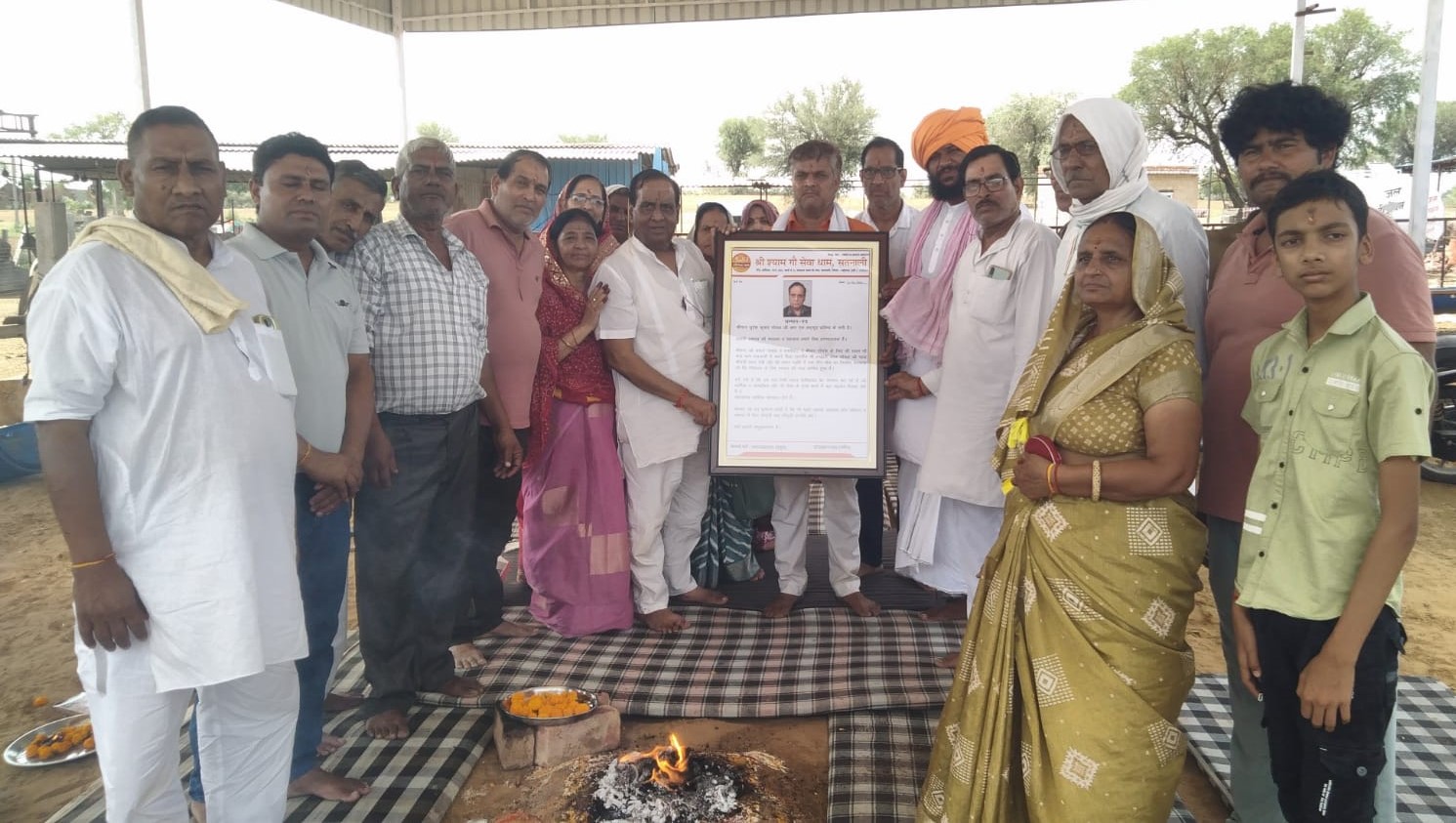 श्री श्याम गौ सेवा धाम सतनाली में गौवंश के लिए निर्मित नया शेड और उपस्थित गोभक्त।