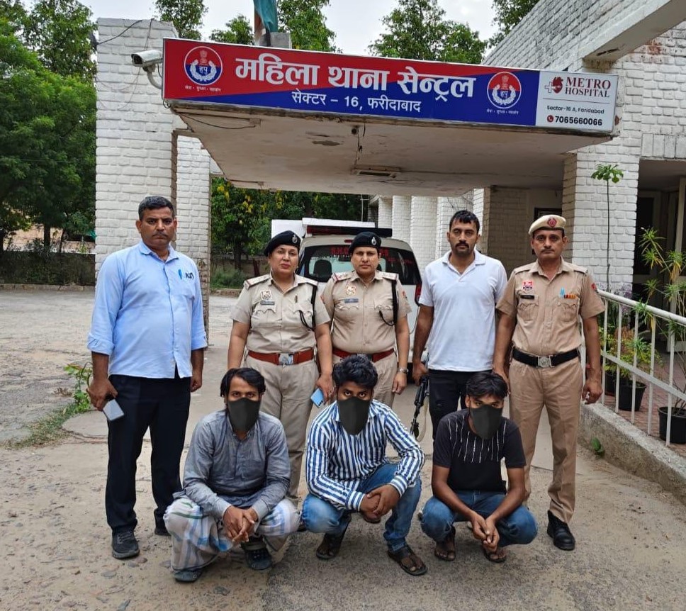 पोक्सो मामले में बिहार से गिरफ्तार आरोपियों के साथ फरीदाबाद पुलिस टीम