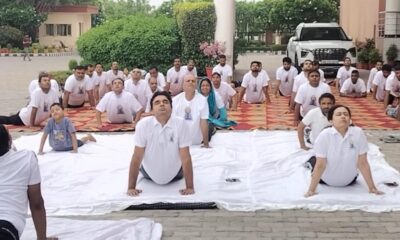 नूंह न्यायालय परिसर में अंतरराष्ट्रीय योग दिवस पर योगाभ्यास करते न्यायिक अधिकारी एवं कर्मचारी।