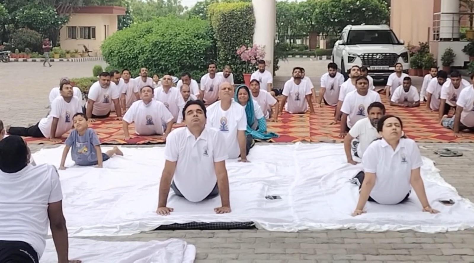 नूंह न्यायालय परिसर में अंतरराष्ट्रीय योग दिवस पर योगाभ्यास करते न्यायिक अधिकारी एवं कर्मचारी।