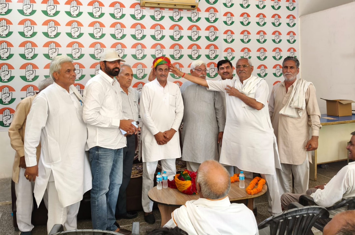 अटेली में कांग्रेस के नवनियुक्त ब्लॉक अध्यक्ष सुमेर सिंह का स्वागत करते कार्यकर्ता