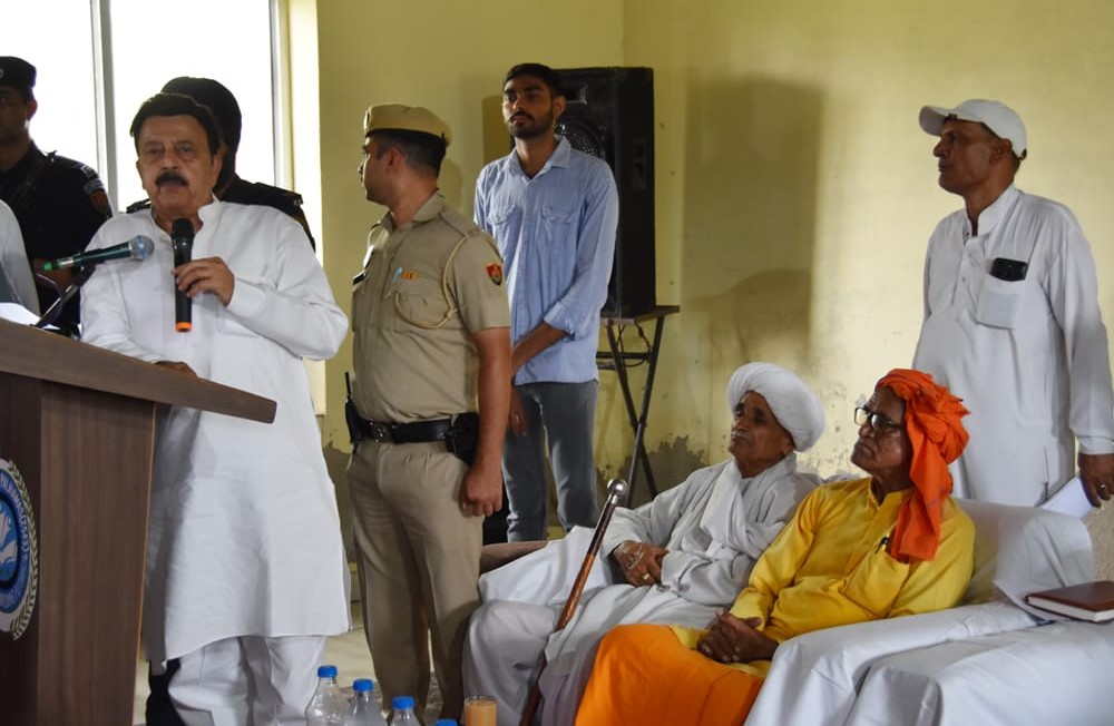 पाल्हावास में आयोजित किसान सम्मेलन को संबोधित करते उद्योग एवं वाणिज्य मंत्री राव नरबीर सिंह।