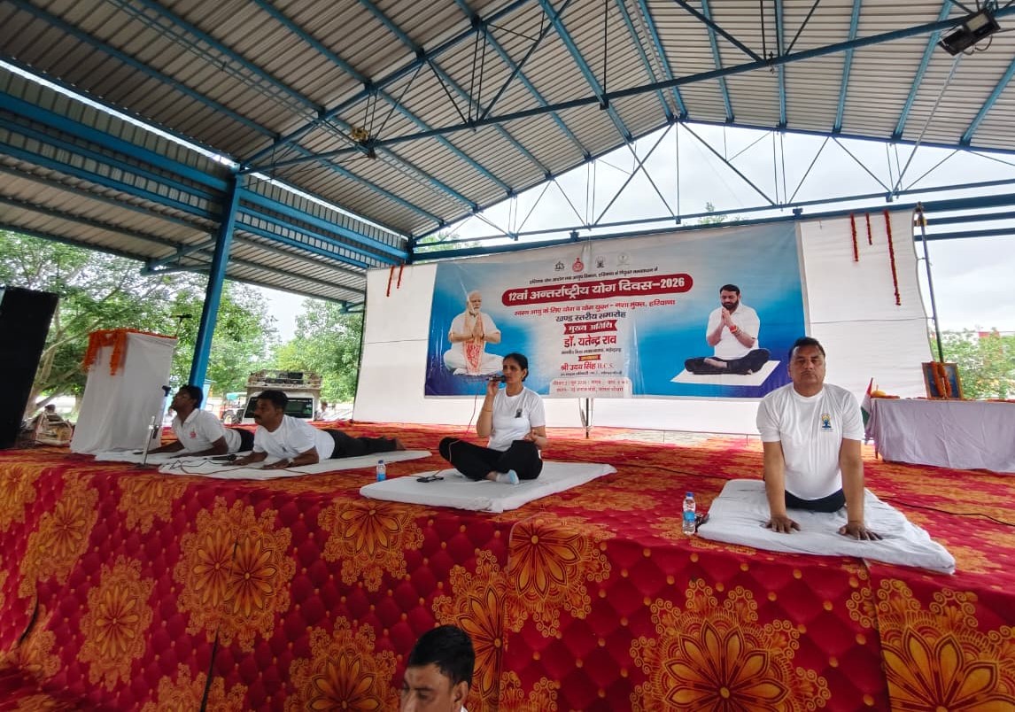 नांगल चौधरी की अनाज मंडी में आयोजित अंतरराष्ट्रीय योग दिवस समारोह में योगाभ्यास करते प्रतिभागी।