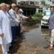 सड़क पर जमा गंदे पानी का निरीक्षण करते हुए नेताजी अतरलाल व ग्रामीण।