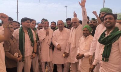 बंधवाड़ी टोल प्लाजा हटाने की मांग को लेकर आयोजित महापंचायत में मौजूद लोग