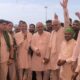 बंधवाड़ी टोल प्लाजा हटाने की मांग को लेकर आयोजित महापंचायत में मौजूद लोग