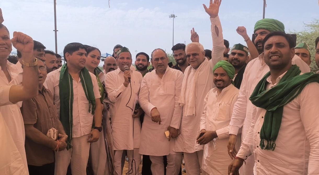बंधवाड़ी टोल प्लाजा हटाने की मांग को लेकर आयोजित महापंचायत में मौजूद लोग