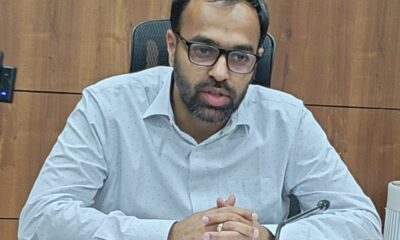 ऑटो म्यूटेशन सिस्टम और पेपरलेस रजिस्ट्रेशन 2.0 की समीक्षा बैठक करते उपायुक्त अखिल पिलानी