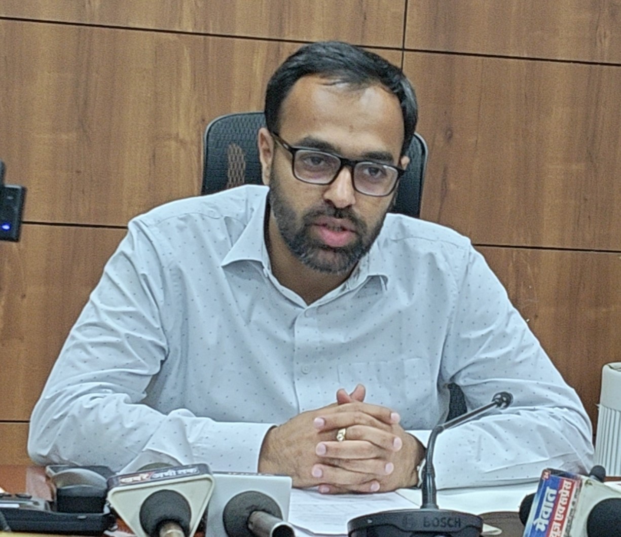 ऑटो म्यूटेशन सिस्टम और पेपरलेस रजिस्ट्रेशन 2.0 की समीक्षा बैठक करते उपायुक्त अखिल पिलानी