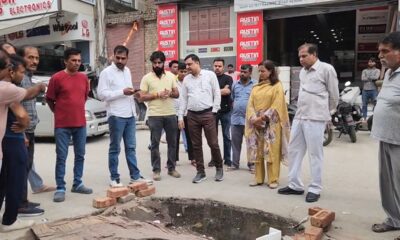 रेवाड़ी में सड़क निर्माण कार्य का निरीक्षण करती नगर परिषद चेयरपर्सन विनीता पीपल