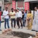 रेवाड़ी में सड़क निर्माण कार्य का निरीक्षण करती नगर परिषद चेयरपर्सन विनीता पीपल