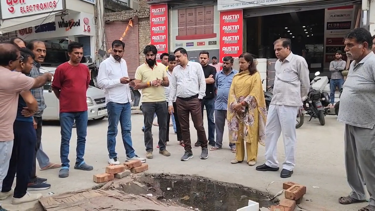 रेवाड़ी में सड़क निर्माण कार्य का निरीक्षण करती नगर परिषद चेयरपर्सन विनीता पीपल