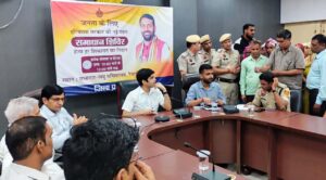 महिलाओं के लिए व्यक्तिगत ऋण योजना की जानकारी देते उपायुक्त अभिषेक मीणा