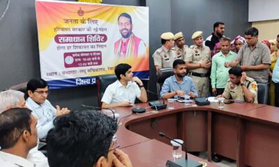 महिलाओं के लिए व्यक्तिगत ऋण योजना की जानकारी देते उपायुक्त अभिषेक मीणा