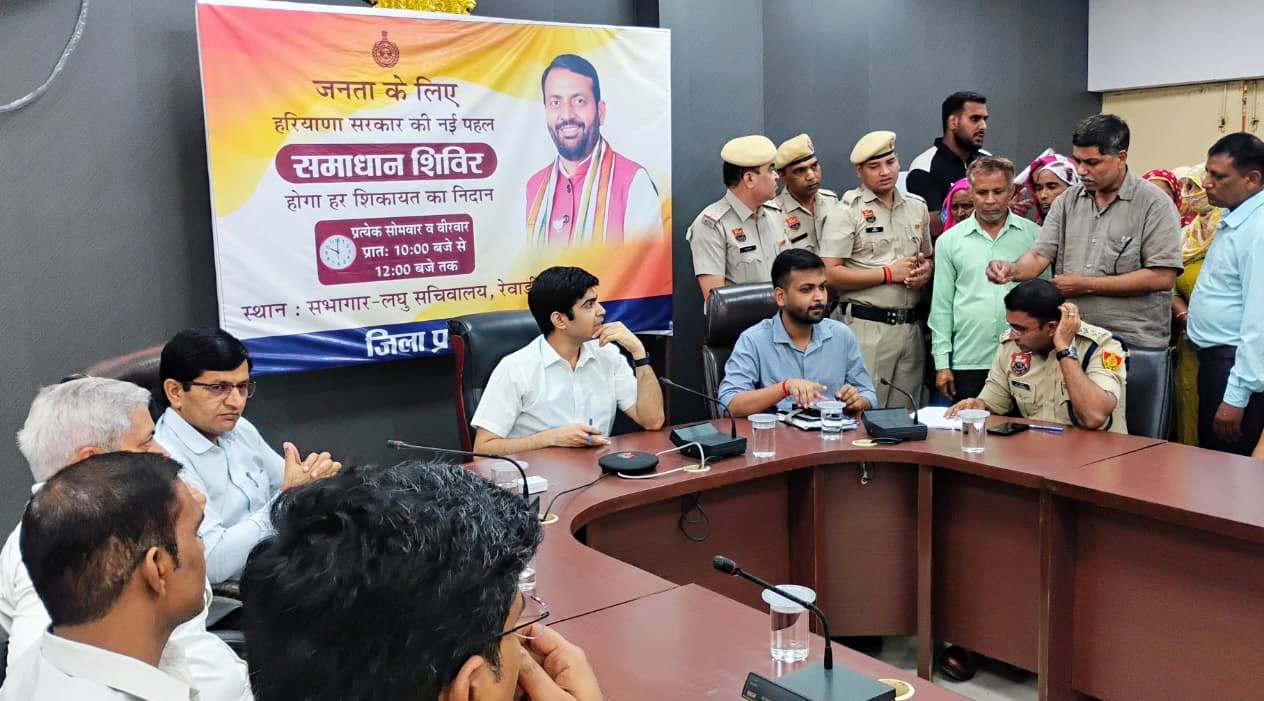 महिलाओं के लिए व्यक्तिगत ऋण योजना की जानकारी देते उपायुक्त अभिषेक मीणा
