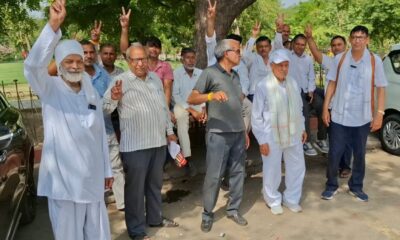 रेवाड़ी में ड्राइवरों और सहायकों के साथ बैठक करते लोक सेवा मंच के पदाधिकारी