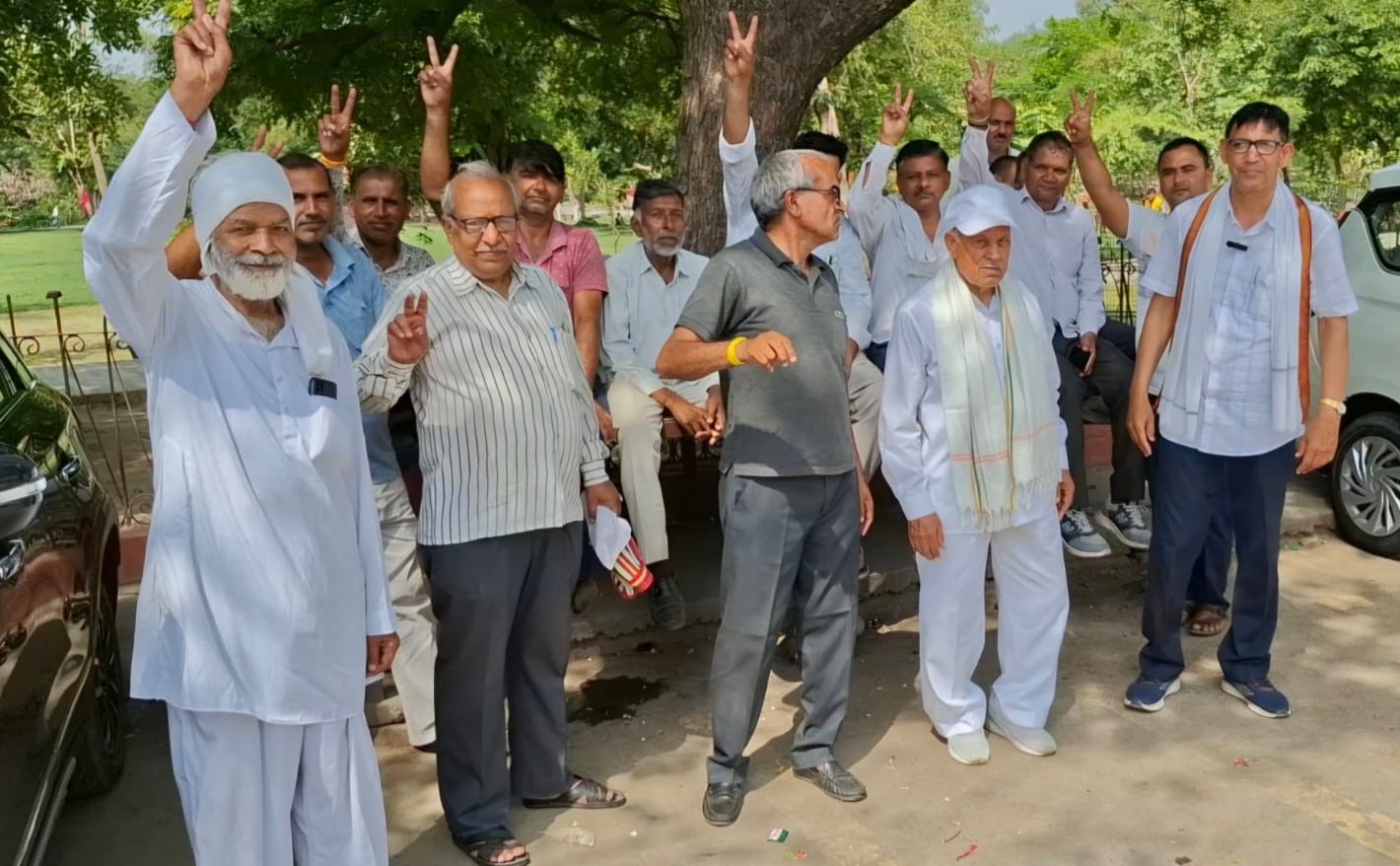 रेवाड़ी में ड्राइवरों और सहायकों के साथ बैठक करते लोक सेवा मंच के पदाधिकारी