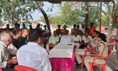 सुभाष पार्क में लोगों को संबोधित करते डीएसपी संजीव बल्हारा