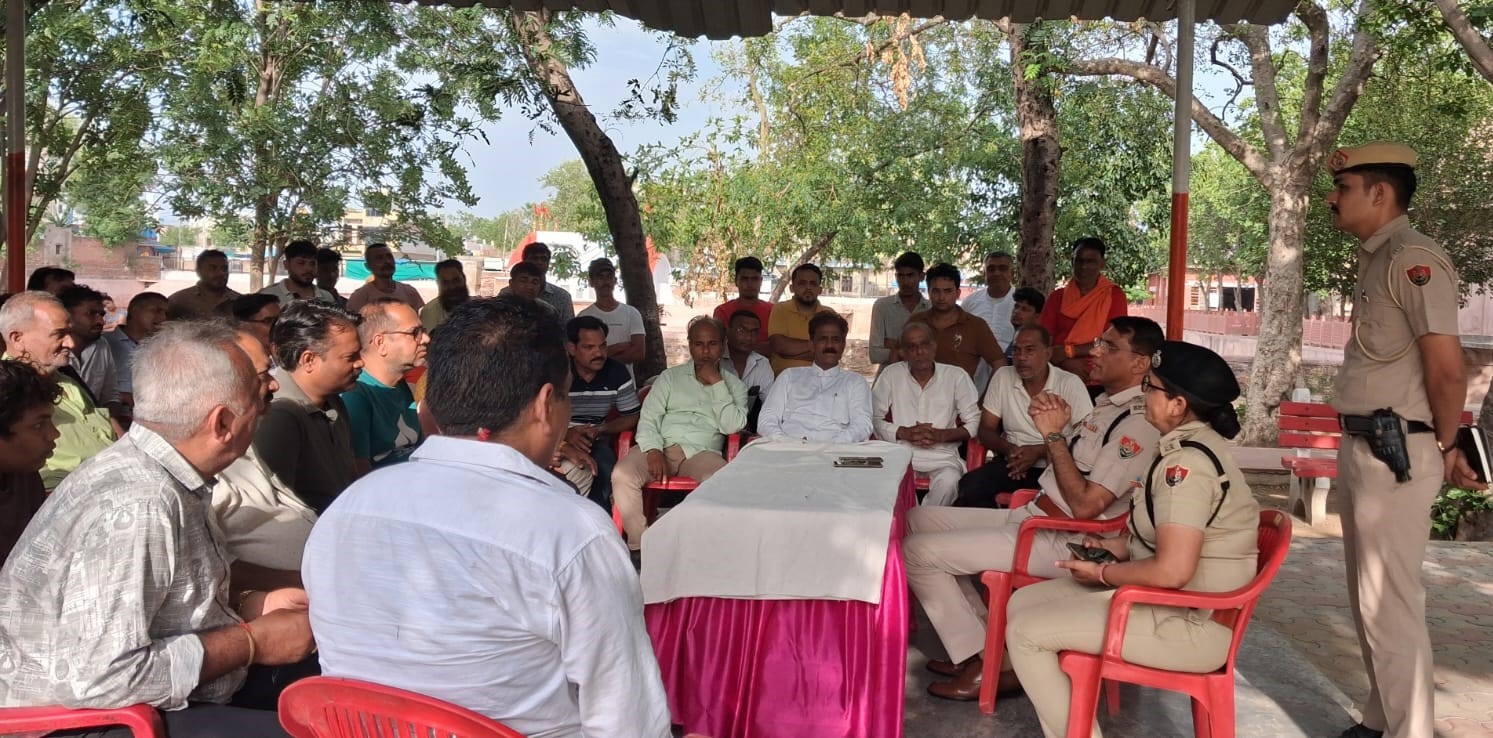 सुभाष पार्क में लोगों को संबोधित करते डीएसपी संजीव बल्हारा